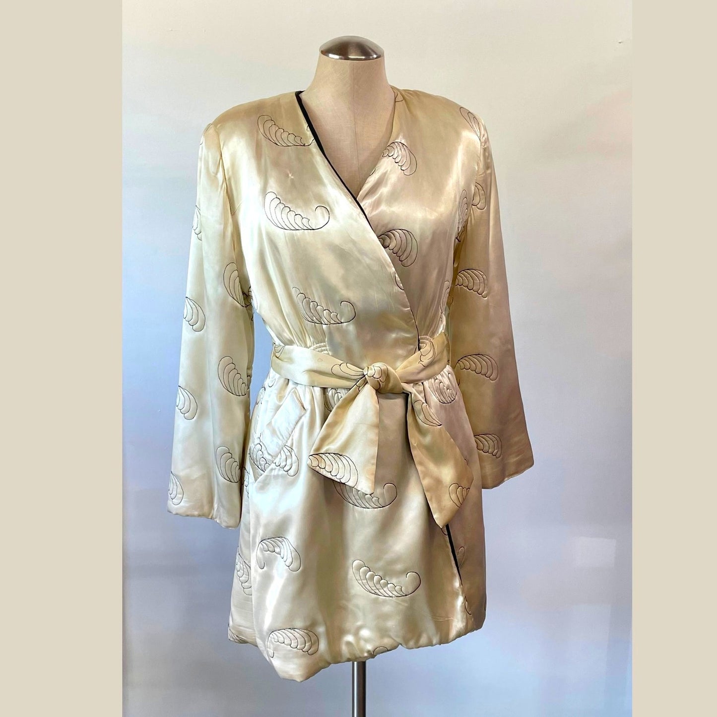 Vintage 1940's Paulette cream candlelight satin deco quilted and embroidered short robe / smoking jacket / medium