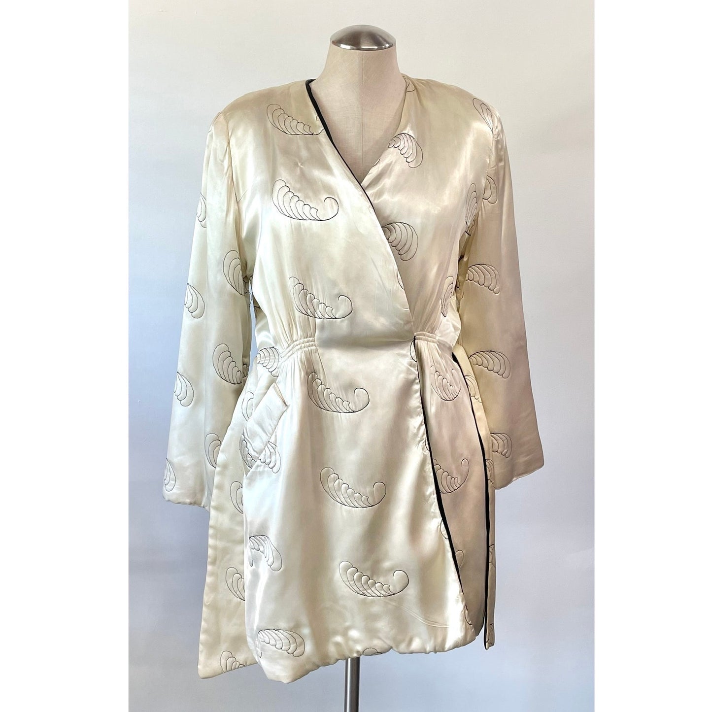 Vintage 1940's Paulette cream candlelight satin deco quilted and embroidered short robe / smoking jacket / medium