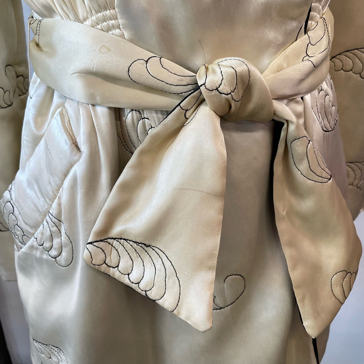 Vintage 1940's Paulette cream candlelight satin deco quilted and embroidered short robe / smoking jacket / medium