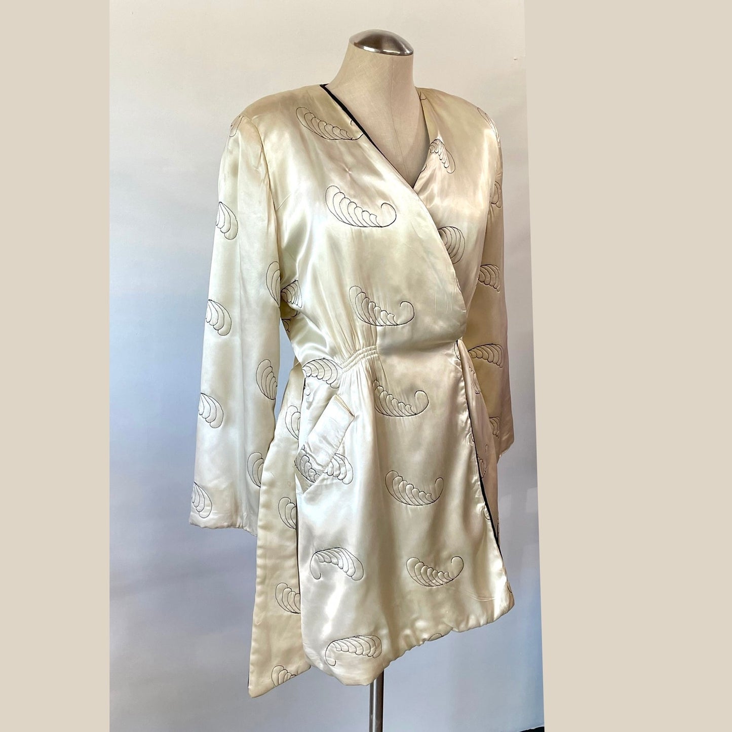 Vintage 1940's Paulette cream candlelight satin deco quilted and embroidered short robe / smoking jacket / medium