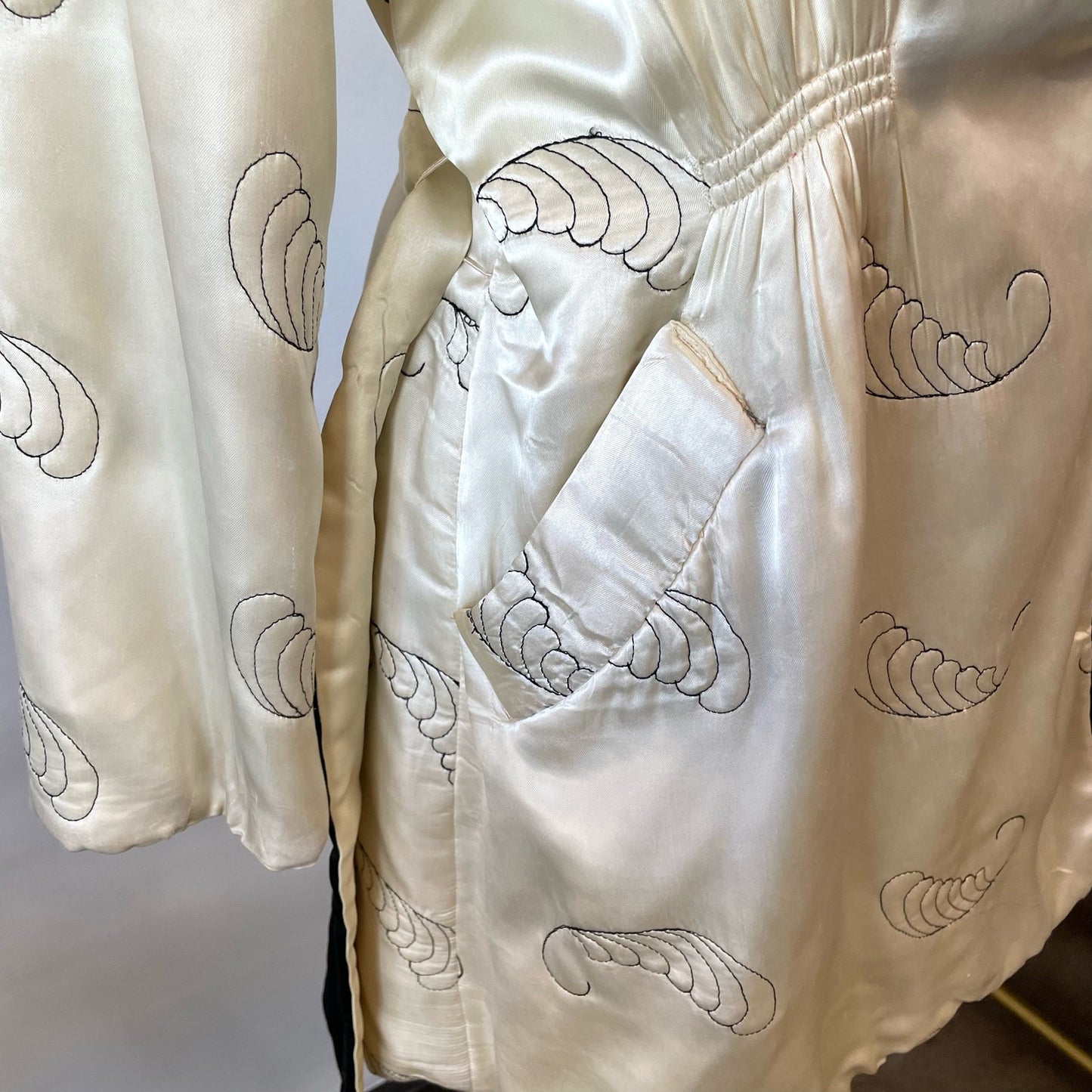 Vintage 1940's Paulette cream candlelight satin deco quilted and embroidered short robe / smoking jacket / medium